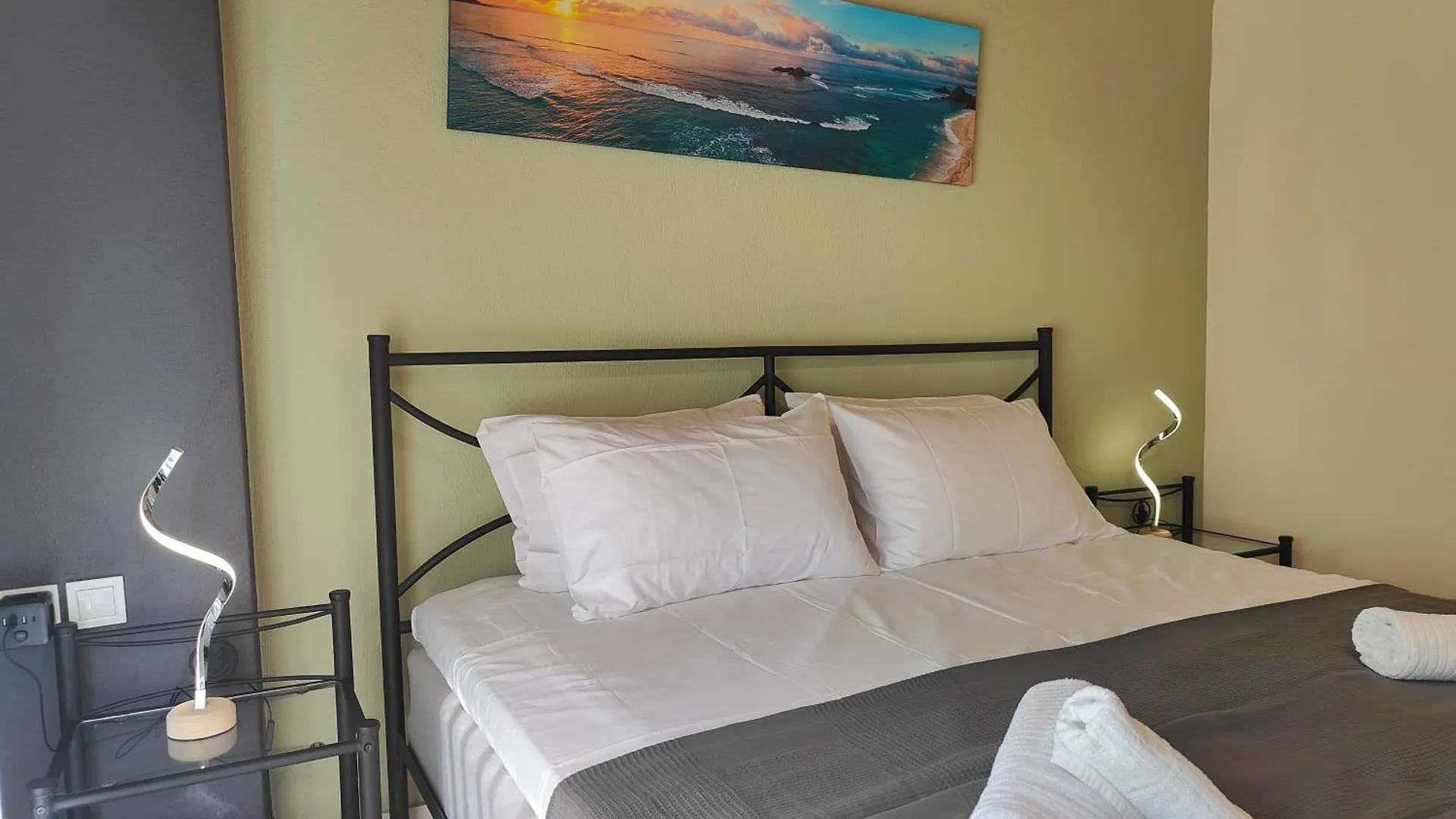 George'S Modern Apartment Nea Plagia